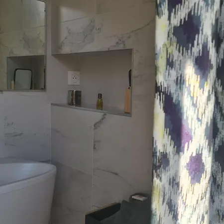 Hotel Le Petit Trianon Et Le Charme Des 2*