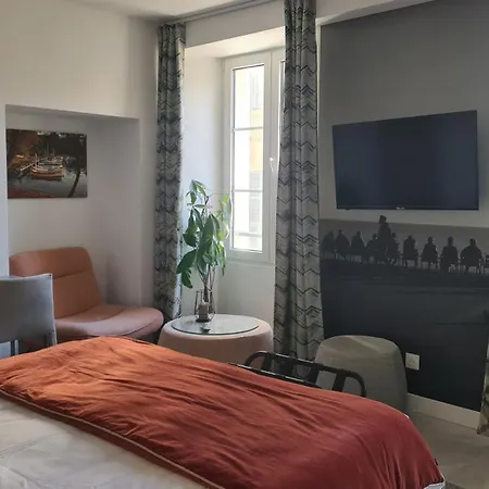 Le Petit Trianon Et Le Charme Des 2* Nice