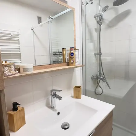 Apartment Magnifique Grand 2 Pieces Moderne Lumineux Au Calme Avec Grande Terrasse A 15mn En Bus Centre-ville, Gare Et Promenade Des *