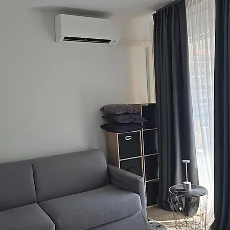 Apartment Lovely 1 Bedroom Vacation With Free Parking. *