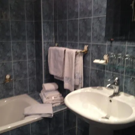 Little Palace Hotell 2*