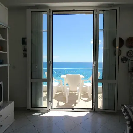 - Electra Vue Mer Balcon Dernier étage Appartement *