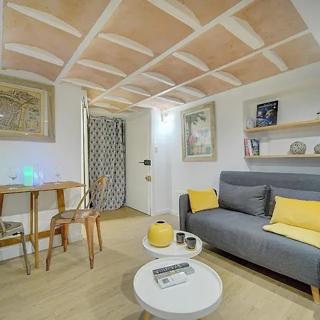 Apartment #31 Comfy Place In The Old Town Balcony & Ac 2min To Beach